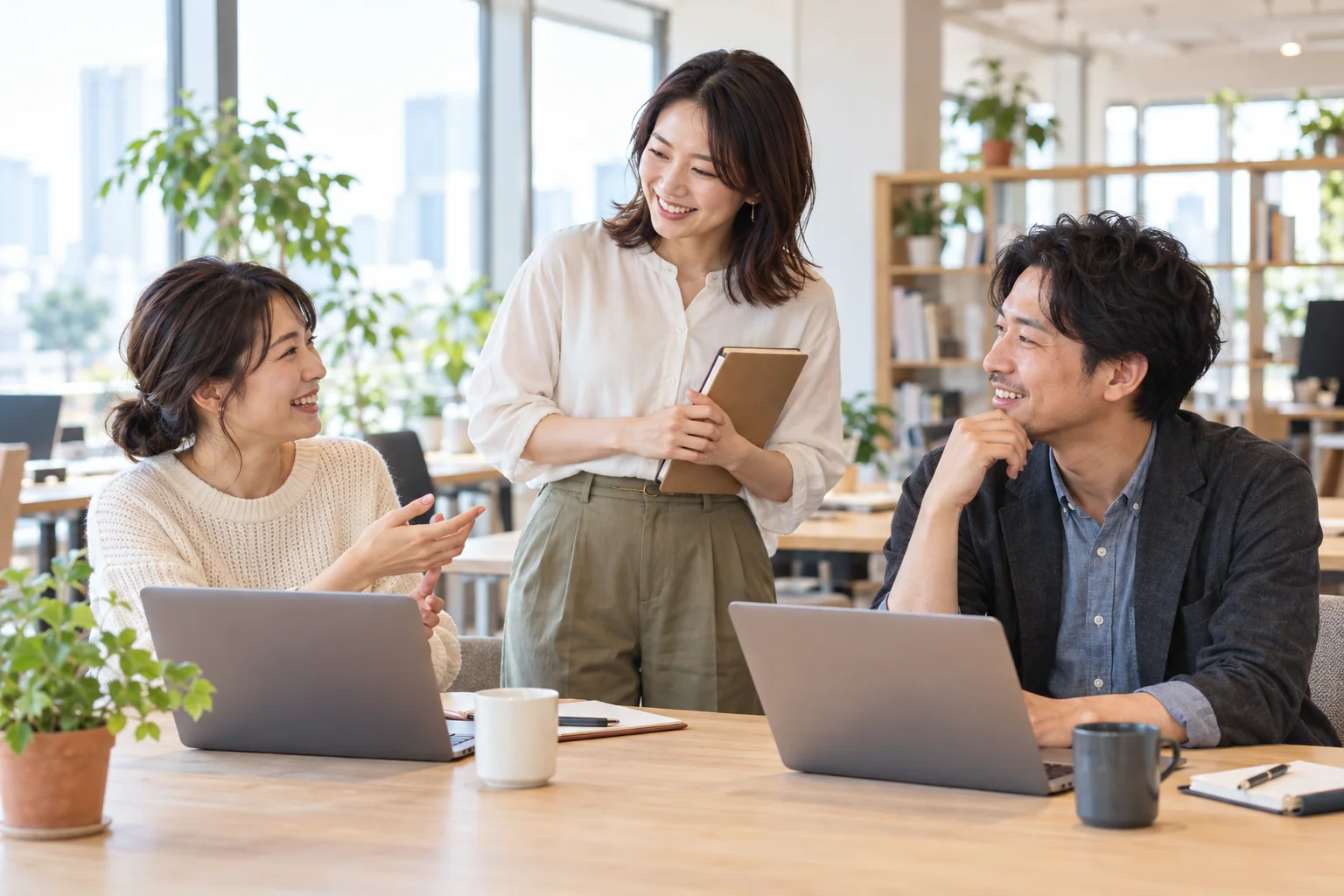 明るいオフィスで働くチームのイメージ