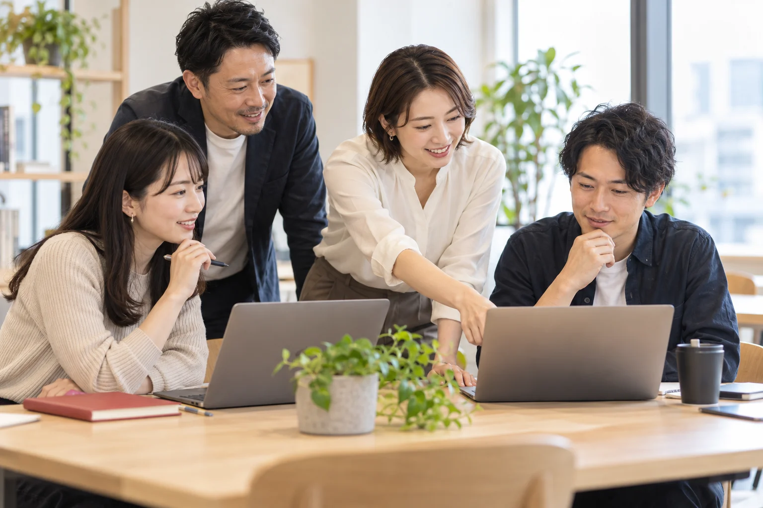 講師と受講者がパソコンで学ぶ研修のイメージ
